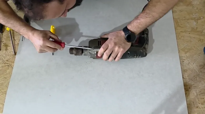 Aula prática de desmontagem de uma ferramenta elétrica na bancada